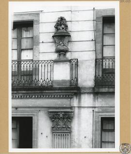Casa particular en la calle San Jaime de Barcelona [Detalle de relieves escultóricos de la fachada]
