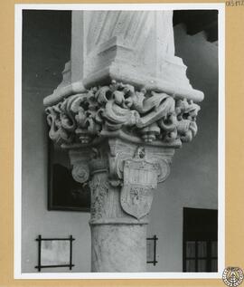 Casa de los Ponce de León en Jerez de la Frontera. Patio [Capitel del patio con escudo]