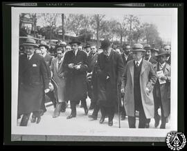 [Visita de los periodistas hispanoamericanos que acudieron a la inaguración de la Casa de la Prensa de Madrid a las obras de la Ciudad Universitaria]