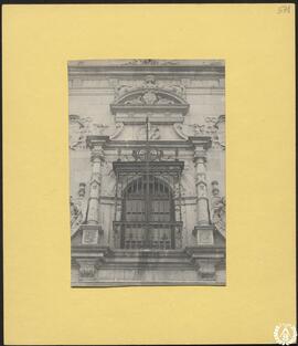 Fachada de la universidad de Alcalá de Henares [Hueco del segundo piso sobre la puerta de entrada...