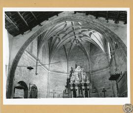 Iglesia parroquial de Torre de Don Miguel, Cáceres [Arco de acceso al ábside y bóveda de crucería...