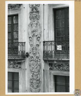 Casa particular en la calle Hospital de Barcelona [Detalle de relieves escultóricos de la fachada]