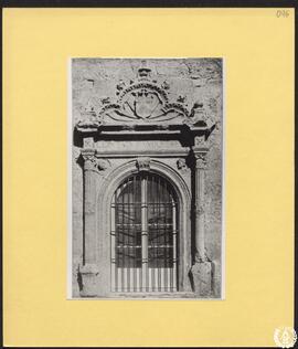 Palacio Arzobispal de Alcalá de Henares [Detalle de la puerta central de la fachada principal ren...