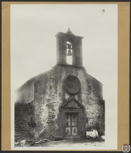 Casa Ferrer Pagés en Foixá, Gerona. Fachada y espadaña de la capilla [Capilla del Rosario o del R...