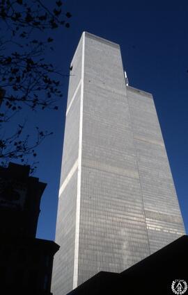 New York siguiendo la guía de Paul Goldberger [1]. Finantial District. The World Trade Center. Minura Yamasaki & Associates, Emery Roth & Sons. 1970-77. Desde la plaza