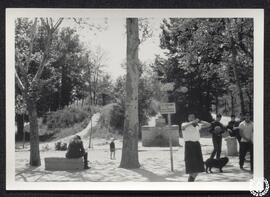 [La Casa de Campo de Madrid. Imagen 14. Grupo de personas]