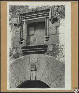 Casa Batlle en Bellcaire, Gerona. Escudo sobre la puerta y ventana [Can Batlle]