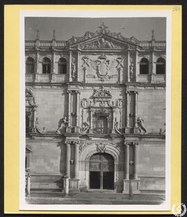 Universidad de Alcalá de Henares. Portada [Colegio Mayor de San Ildefonso]