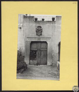 Alcalá de Henares [Portada de un edificio sin identificar]