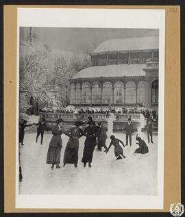 Palacio de Cristal, El Retiro, Madrid [Gente patinando en el estanque helado]