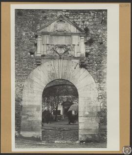 Patio de un antiguo edificio religioso. Fachada con escudo sobre la pared [Fachada de Les Àligues]