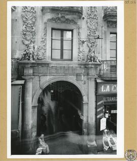 Casa particular en la calle Hospital de Barcelona [Fachada con relieves escultóricos ornamentales...