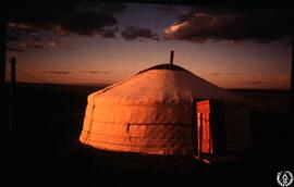 Casas móviles. Yurta al atardecer en el desierto del Gobi (Mongolia)