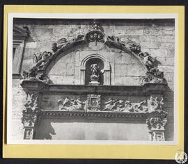 Carmelitas de la Imagen en Alcalá de Henares [Detalle de la portada de la iglesia]