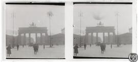 [Vistas de ciudades y edificios de Alemania, Bélgica y Francia. Berlín. Puerta de Brandenburgo. I...