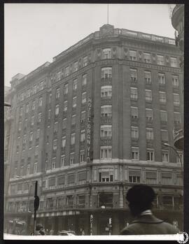 [Hotel Gran Vía, Madrid. Vista de la esquina entre la Gran Vía y la calle de las Tres Cruces]