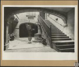 Casa Robert en Torroella de Montgrí, Gerona. Patio, brocal del pozo y escalera [Palau Solterra]