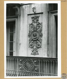 Casa particular en la calle Pino de Barcelona [Detalle de relieve escultórico de la fachada]