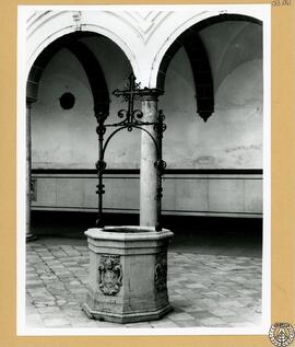 Convento de Santo Domingo de Cádiz. Patio [Detalle de un pozo de mármol]