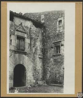 Mas Agustinet [Can Viader] en Bordils, Gerona. Puerta y ventanas de las fachadas