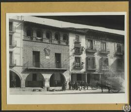 Plaza Mayor de Graus, Huesca [Vista hacia los soportales de la casa consistorial]