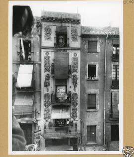 Casa particular en la calle Hospital de Barcelona [Fachada con relieves escultóricos ornamentales]