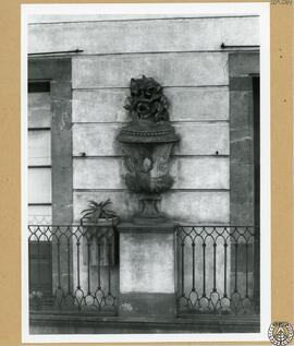 Casa particular en la calle San Jaime de Barcelona [Detalle de relieve escultórico de la fachada]