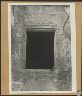 Casa particular (antigua casa señorial) en Llampaies, Gerona. Ventana de la fachada