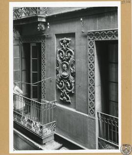 Casa particular en la calle del Vidrio de Barcelona [Detalle de relieve escultórico de la fachada]