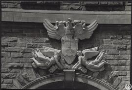 [Universidad Laboral de Gijón. Escudo sobre el arco de entrada]