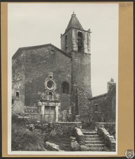 Iglesia de San Vicente en Viladasens, Gerona. Fachada y torre campanario