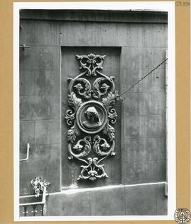 Casa particular en la calle del Vidrio de Barcelona [Detalle de relieve escultórico de la fachada]