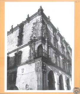 Palacio del Marqués de la Conquista de Trujillo [Detalle del balcón esquinado]