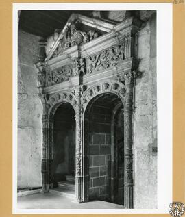 Monasterio de Guadalupe. Escalera principal [Puerta de la escalera del claustro gótico]