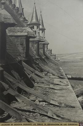 Alcázar de Segovia durante las obras de reparación de las cubiertas