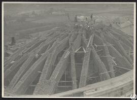[Universidad Laboral de Gijón. Capilla. Proceso de construcción de la bóveda. Ejecución de los ar...