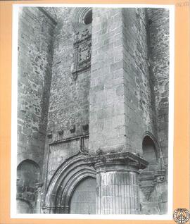Iglesia de Santiago en Cáceres. Fachada meridional. Detalle [de las arquivoltas de la portada y d...