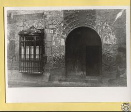 Casa señorial en Castellón de la Plana [Detalle de la puerta flordelisada de la casa solariega de...
