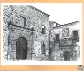 Palacio Episcopal y Casa de los Ovando [Fachadas a la plaza de Santa María. Palacio de Hernando d...