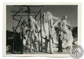 [Grupo escultórico del monumento a los héroes del cuartel de Simancas en el taller. Imagen 4]
