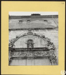 Carmelitas Descalzas de la Imagen [en Alcalá de Henares. Detalle de la portada de la iglesia]