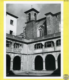 Convento de Santo Domingo en Oviedo. Ángulo del claustro y campanario