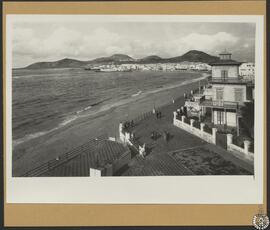 Playa de las Canteras y colegio Viera y Clavijo en Las Palmas de Gran Canaria