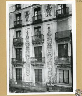 Casa particular en la calle Hospital de Barcelona [Fachada con relieves escultóricos ornamentales]