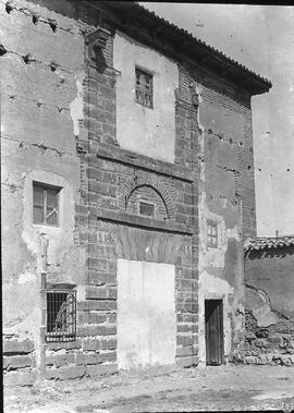 Astudillo (Palencia). Fachada del palacio.  Siglo XIV