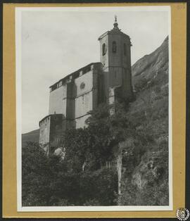 Santuario de la Peña, Graus, Huesca [Vista hacia la torre de la iglesia. Basílica de Nuestra Señora de la Peña]
