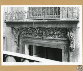 Casa particular en la calle Serra de Barcelona [Detalle de relieve escultórico de la fachada]