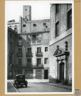 Casa particular en la calle Subteniente Navarro de Barcelona [Esquina de la fachada del Grupo Esc...