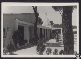 [Fachada lateral del pabellón del Instituto Nacional de Colonización. I Feria Nacional del Campo,...