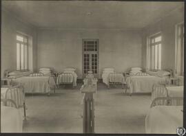 [Pabellón de Oncología de la Beneficencia provincial. Vista de una habitación]